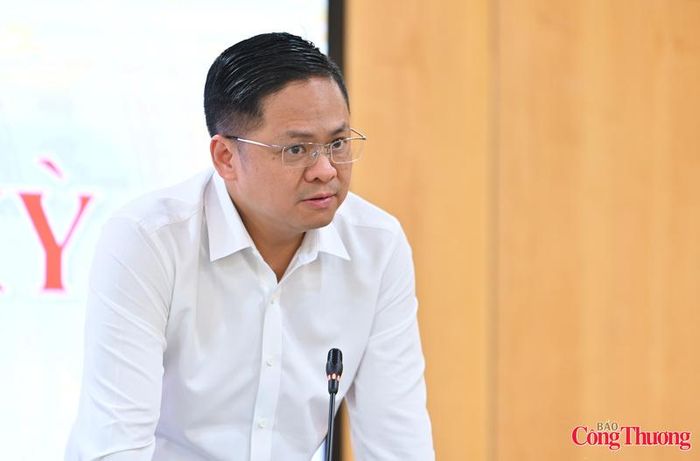 Phó Chánh Văn phòng Bộ Công Thương Nguyễn Thành Nam phát biểu tại họp báo.