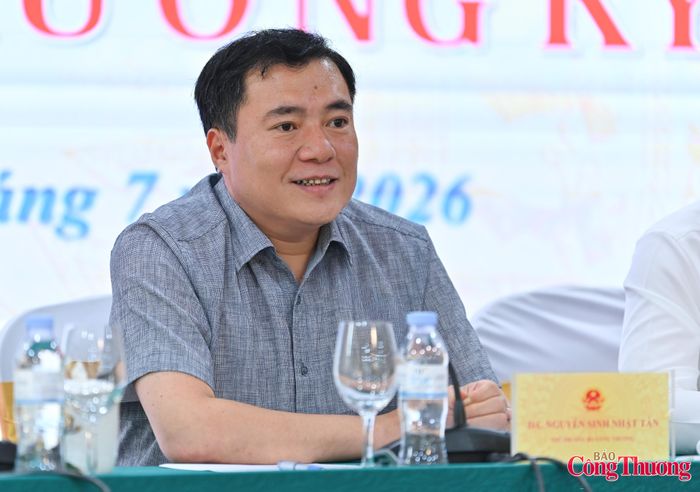 Thứ trưởng Bộ Công Thương Nguyễn Sinh Nhật Tân phát biểu tại buổi họp báo.