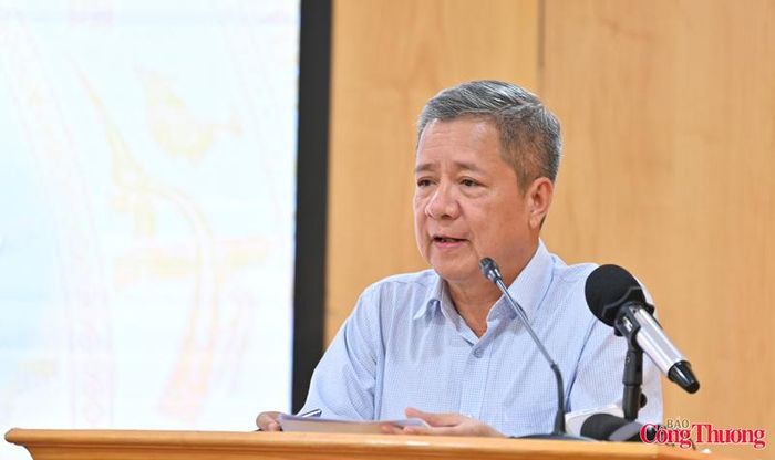 Đại diện ngành điện lực thông tin tới báo chí về những vấn đề nóng về giá điện, cũng như nhu cầu sử dụng điện tăng cao trong cao điểm nắng nóng vừa qua.
