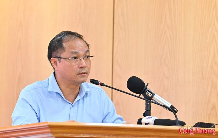 Đại diện các Cục, Vụ thuộc Bộ thông tin tới báo chí tại buổi họp báo thường kỳ quý II/2026.