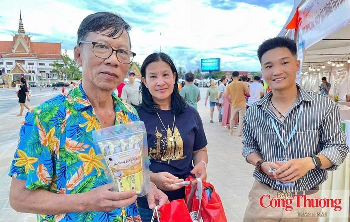 Các sản phẩm OCOP đặc trưng của tỉnh Gia Lai thu hút đông đảo người dân và doanh nghiệp Campuchia.