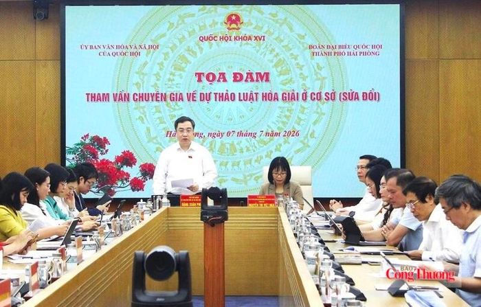 Ông Đặng Xuân Phương, Phó Chủ nhiệm Ủy ban Văn hóa và Xã hội của Quốc hội phát biểu tại tọa đàm. Ảnh: Thu Anh