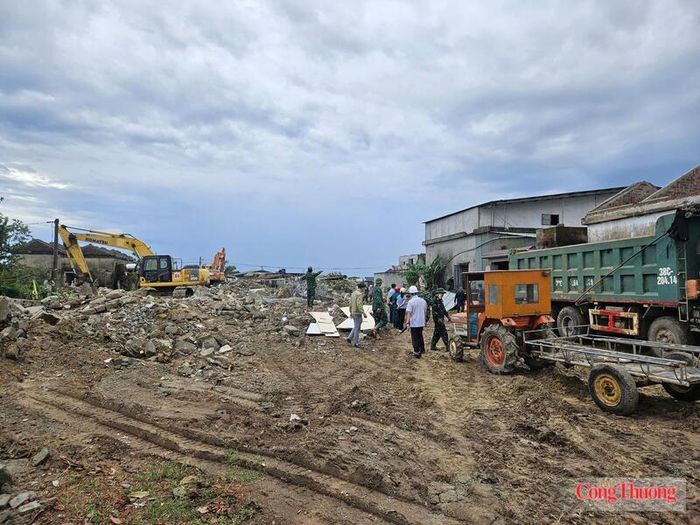 Nhiều hộ gia đình chủ động dọn dẹp, hỗ trợ lực lượng chức năng định vị các khu vực cần tháo dỡ để bảo đảm tài sản không bị hư hại. Ảnh: Thành Đô