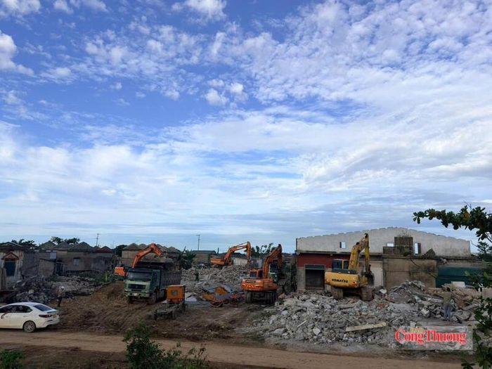 Máy móc được huy động đến hiện trường. Ảnh: Thành Đô