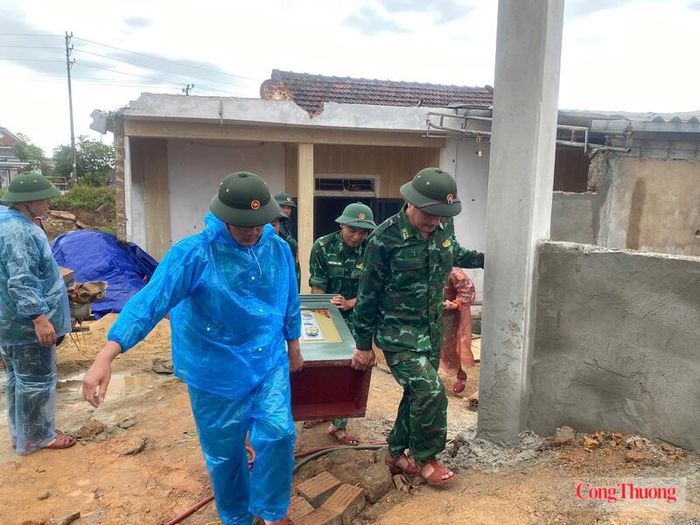Sự hỗ trợ kịp thời, trách nhiệm từ phía chính quyền đã nhận lại sự hợp tác tối đa từ phía người dân. Ảnh: Thành Đô