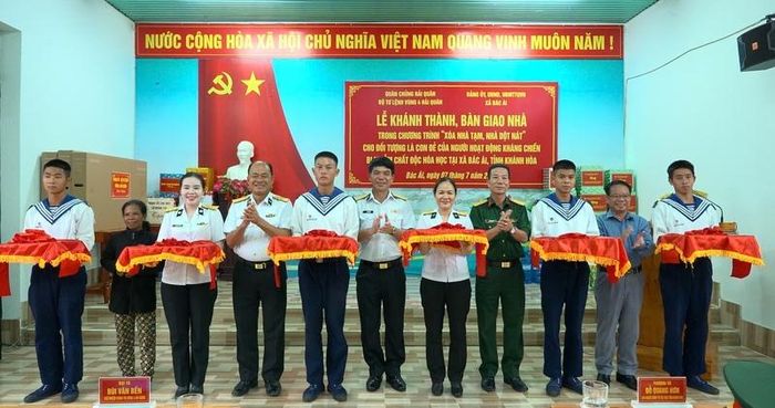 Các đại biểu cắt băng khánh thành, bàn giao nhà cho gia đình chính sách. Ảnh: Thanh Hoàng
