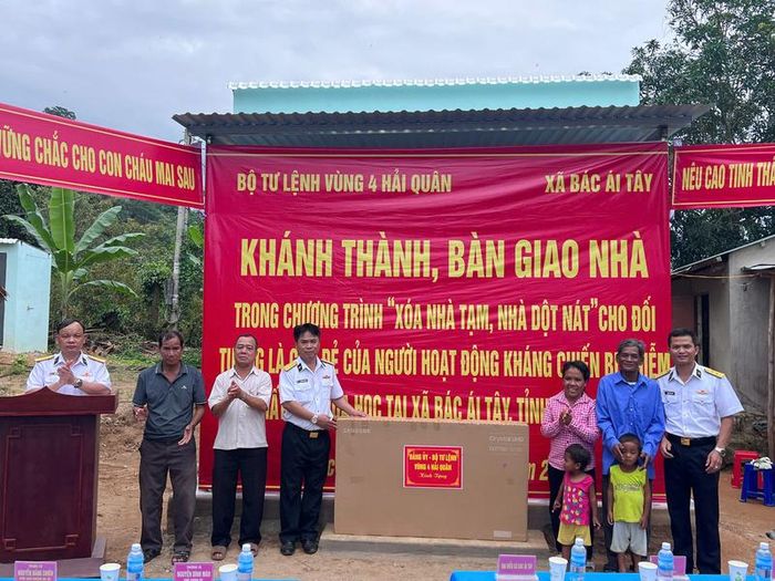 Cán bộ, chiến sĩ Vùng 4 Hải quân và đại biểu địa phương dự lễ khánh thành, bàn giao nhà cho gia đình chính sách tại xã Bác Ái Tây, tỉnh Khánh Hòa. Ảnh: Thanh Hoàng