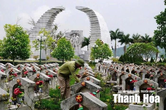 Hàng ngàn ngôi mộ nằm sát nhau, hiên ngang đứng giữa đất trời như minh chứng hùng hồn về một thời khói lửa.