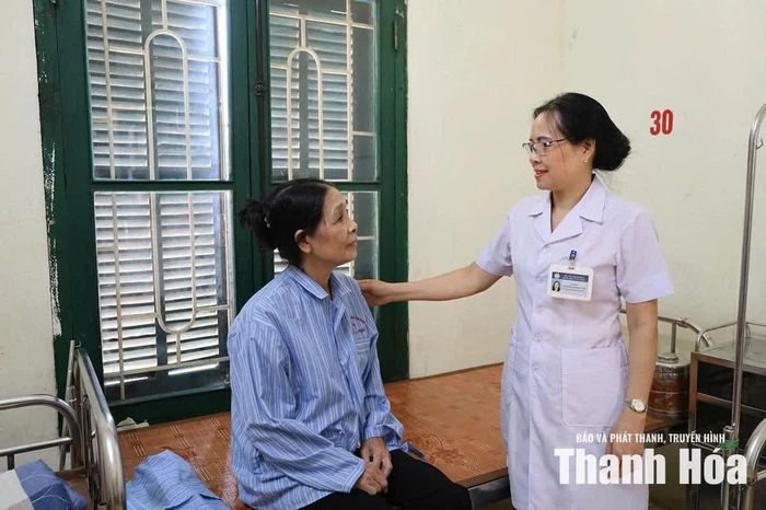 Bác sĩ Nguyễn Thị Kim Chi, Trưởng khoa Khám bệnh trò chuyện cùng bệnh nhân.