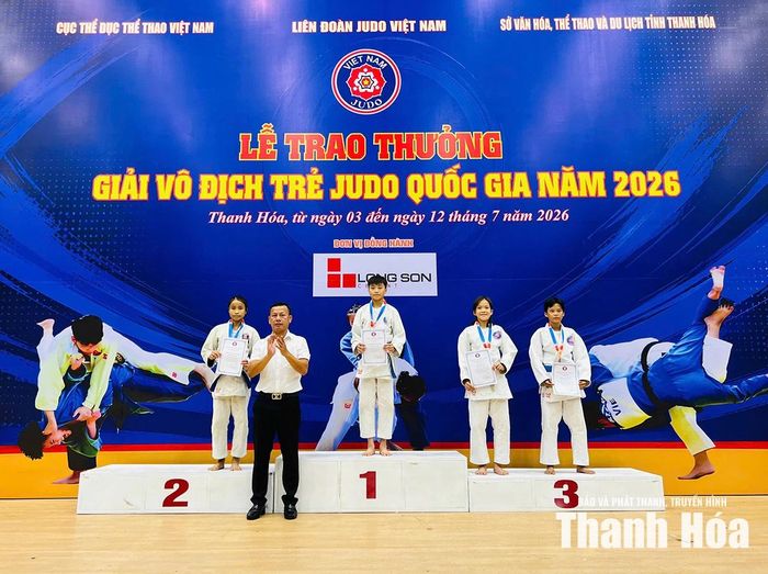 VĐV Quách Thị Quỳnh Như (Thanh Hóa) giành HCV hạng cân dưới 32kg lứa tuổi 12-13.