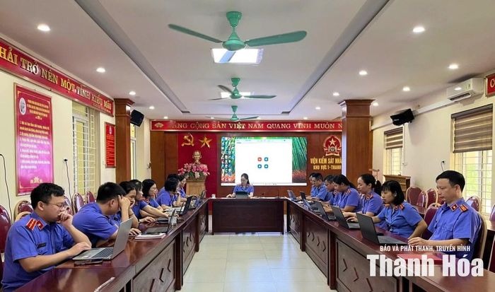 Kiểm sát viên Viện kiểm sát Nhân dân Khu vực I tham gia làm bài thi.