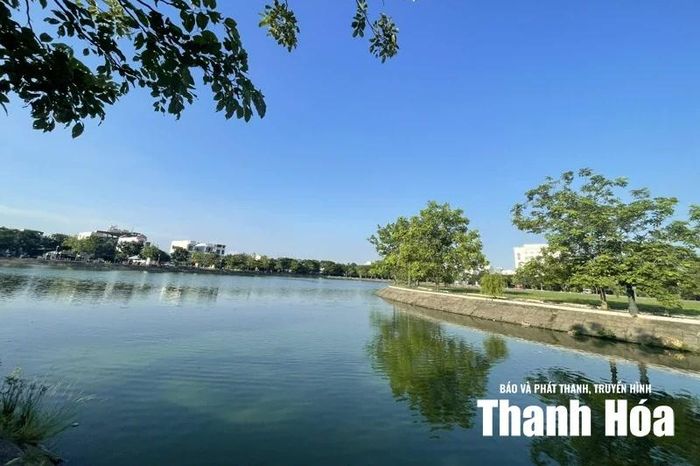 Không gian hồ Đồng Chiệc xanh mát và bình yên.