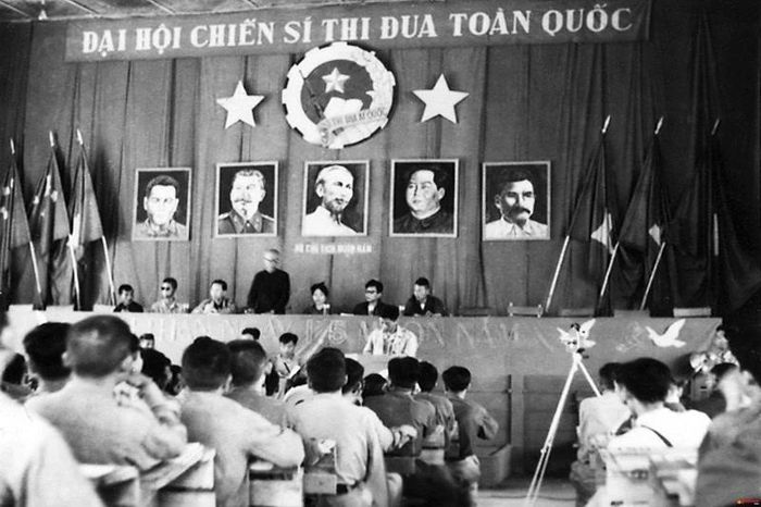 Bác Hồ phát biểu tại Đại hội chiến sĩ thi đua toàn quốc lần thứ I tại Việt Bắc, tháng 5/1952. Ảnh tư liệu