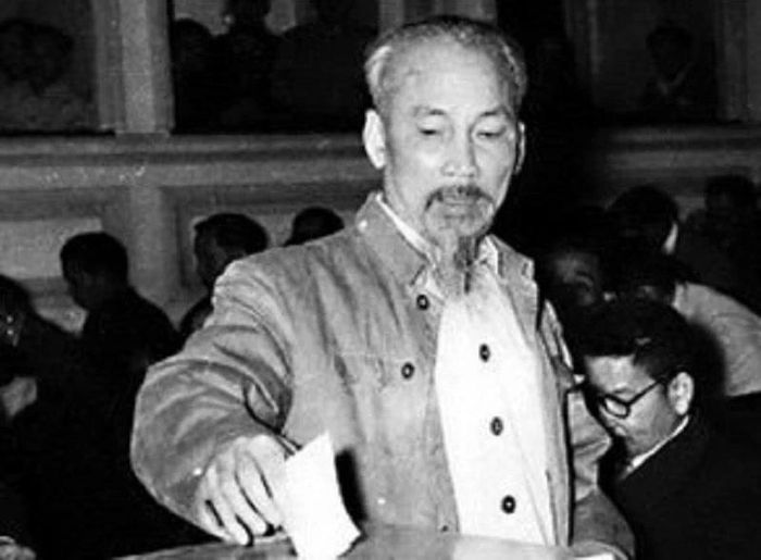 Chủ tịch Hồ Chí Minh tiếp tục được Quốc hội khóa 3 tín nhiệm bầu làm Chủ tịch nước Việt Nam Dân chủ Cộng hòa tại kỳ họp thứ nhất, ngày 3/7/1964. Ảnh tư liệu