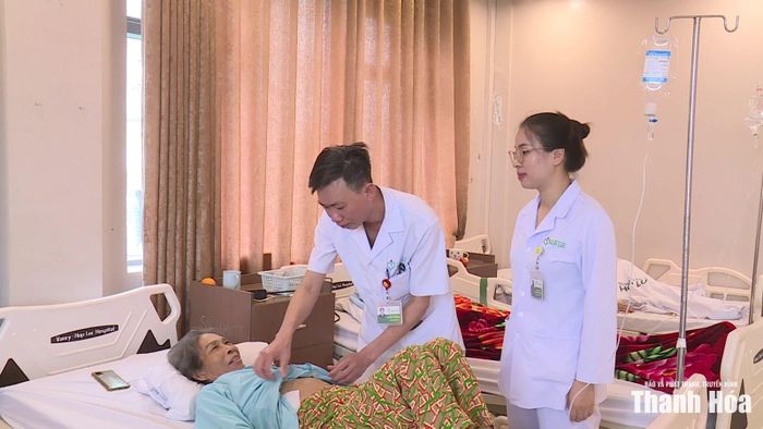 Bệnh nhân ung thư được các bác sĩ thăm khám, theo dõi sức khỏe trong quá trình điều trị.