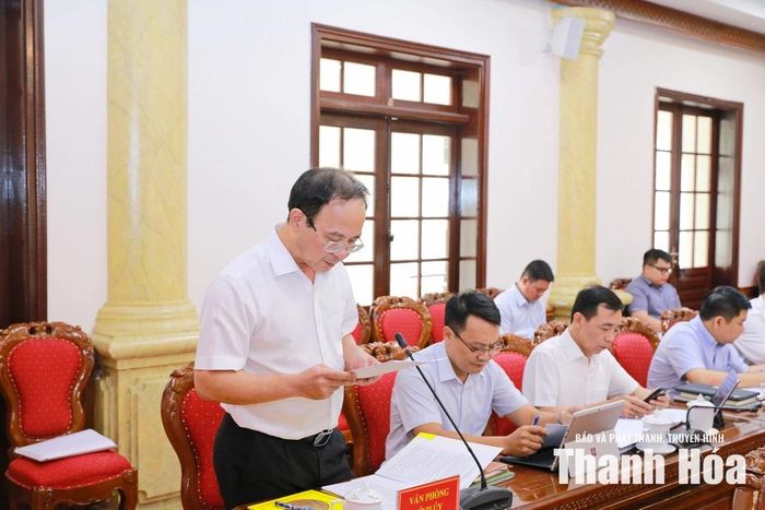 Chánh Văn phòng Tỉnh ủy Nguyễn Lợi Đức trình bày dự thảo báo cáo.