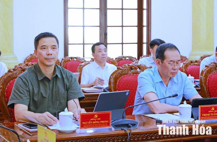 Phó Bí thư Thường trực Tỉnh ủy Nguyễn Hồng Phong và Phó Bí thư Tỉnh ủy Trịnh Tuấn Sinh dự hội nghị.