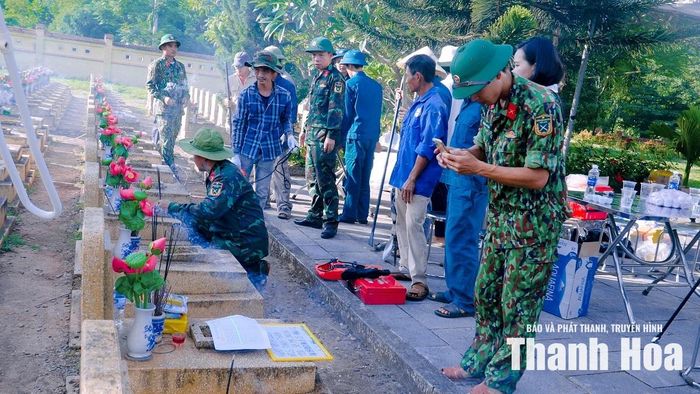 Lực lượng chức năng chuẩn bị thực hiện lấy mẫu hài cốt liệt sĩ