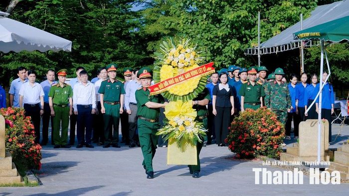 Lễ dâng hương, dâng hoa được tổ chức trang nghiêm, thành kính.