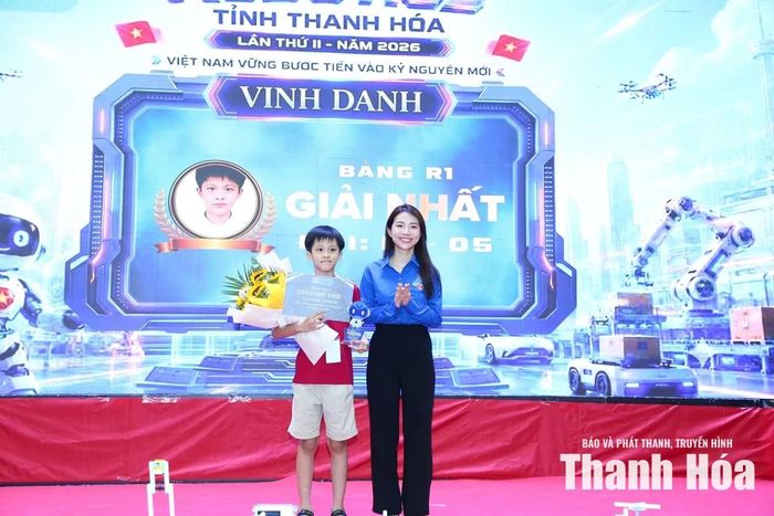 Bí thư Tỉnh đoàn Lê Ngọc Ánh trao giải cho thí sinh đoạt giải nhất bảng R1.