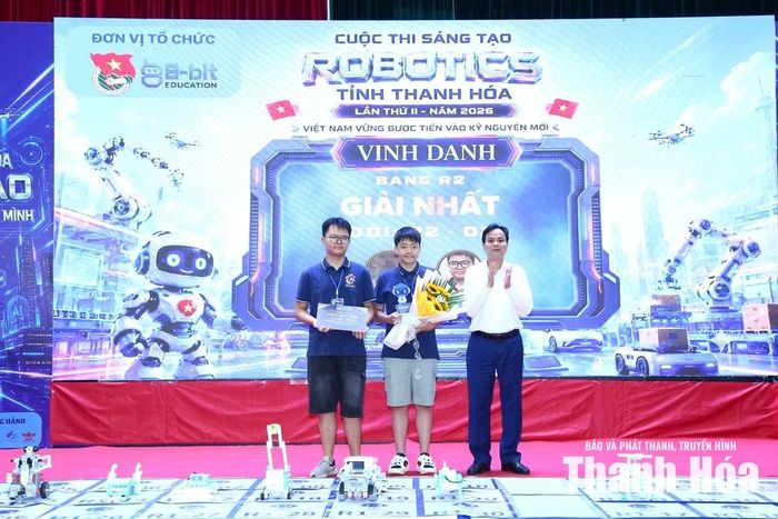 Giám đốc Sở Khoa học và Công nghệ Trần Duy Bình trao giải cho thí sinh đoạt giải nhất bảng R2.