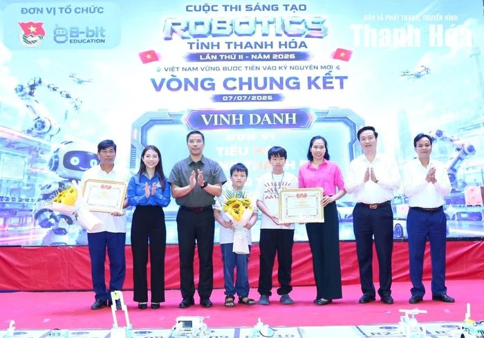 Phó Bí thư Thường trực Tỉnh ủy Nguyễn Hồng Phong và Ban Tổ chức trao Giấy khen cho Trường THCS Trần Mai Ninh và Trường Tiểu học Quảng Thành - hai đơn vị có số lượng thí sinh tham gia đông nhất.
