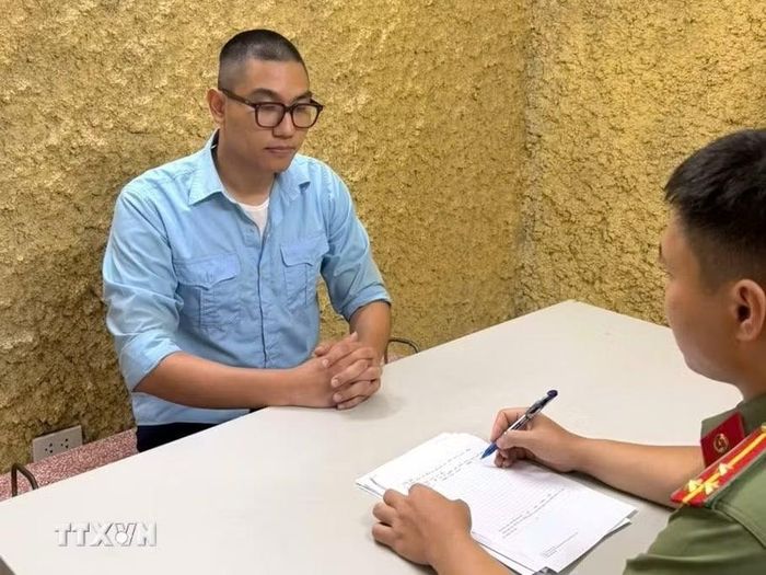 Đối tượng Trần Việt Anh tại Cơ quan điều tra.