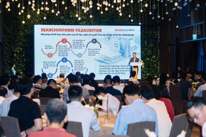 Ông Hoàng Tuấn Anh - Giám đốc quốc gia của Searchinform tại Việt Nam chia sẻ với các chuyên gia, quản lý An ninh mạng của các tập đoàn, công ty lớn tại Việt Nam