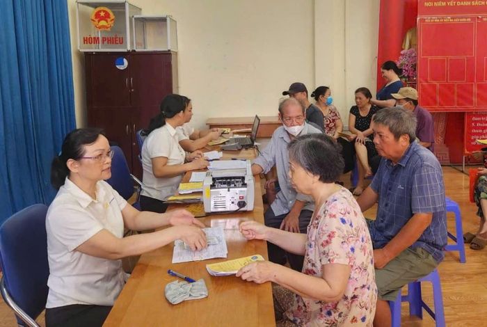 Người hưởng nhận chế độ liên quan đến bảo hiểm xã hội tại Hà Nội. Ảnh: T.H.