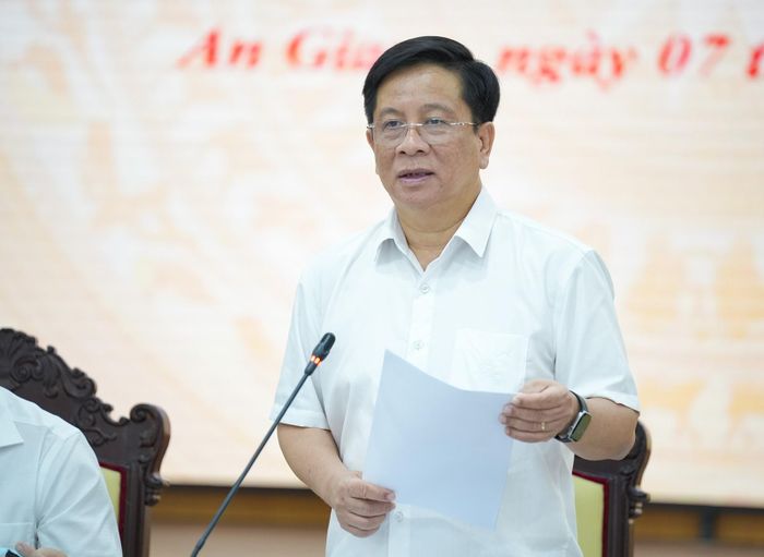 Ủy viên Ban Chấp hành Trung ương Đảng, Phó Bí thư Tỉnh ủy, Chủ tịch UBND tỉnh An Giang Hồ Văn Mừng phát biểu chỉ đạo hội nghị.