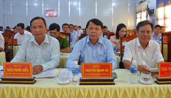 Phó trưởng Ban Tuyên giáo và Dân vận Tỉnh ủy An Giang Nguyễn Mạnh Hà (giữa) tham dự Hội nghị Ban Chấp hành Đảng bộ xã An Cư.