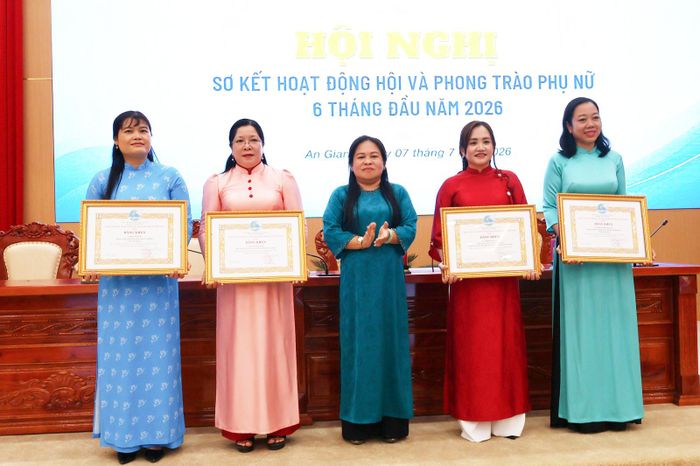 Chủ tịch Hội Liên hiệp Phụ nữ tỉnh An Giang Trương Thanh Thúy trao bằng khen của Trung ương Hội Liên hiệp Phụ nữ Việt Nam cho các cá nhân.