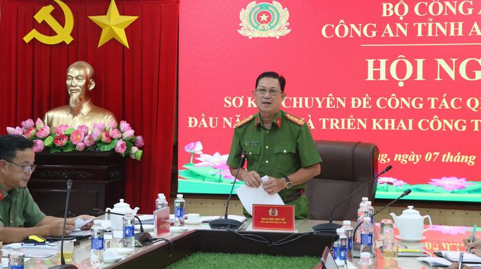 Đại tá Diệp Văn Thế, Phó Giám đốc Công an tỉnh An Giang, phát biểu chỉ đạo tại hội nghị.