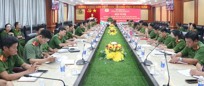 Toàn cảnh hội nghị.