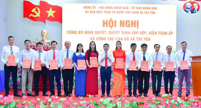 Chủ tịch UBND xã Tây Yên Huỳnh Văn Dẫn trao quyết định chỉ định trưởng ấp lâm thời.