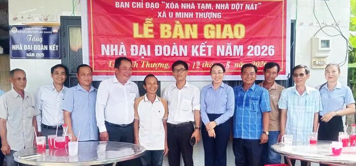 Ủy ban MTTQ Việt Nam xã U Minh Thượng bàn giao nhà Đại đoàn kết cho hộ có hoàn cảnh khó khăn.