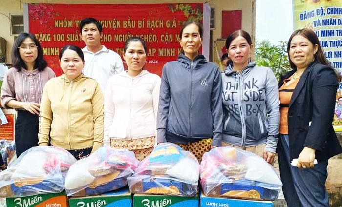 Ủy ban MTTQ Việt Nam xã U Minh Thượng trao quà cho hộ nghèo, cận nghèo.