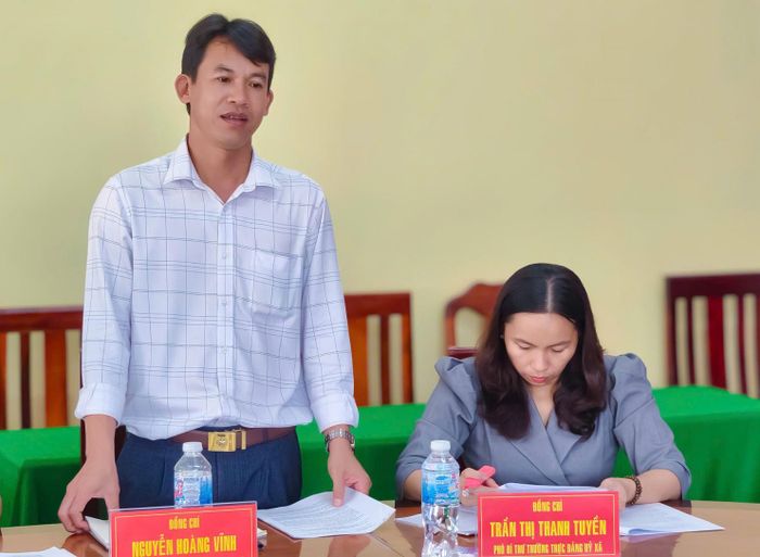 Chủ tịch UBND xã Vĩnh Gia Nguyễn Hoàng Vĩnh báo cáo tại buổi làm việc.
