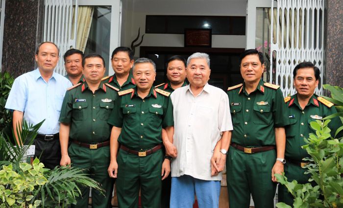 Đoàn công tác chụp hình lưu niệm cùng Thượng tướng Bùi Văn Huấn, nguyên Phó Chủ nhiệm Tổng cục Chính trị QĐND Việt Nam.