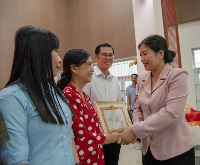 Phó Bí thư Thường trực Đảng ủy, Chủ tịch HĐND phường Rạch Giá Nguyễn Thị Hoàn Xuân trao bằng khen cho các đảng viên hoàn thành xuất sắc nhiệm vụ 5 năm liền.