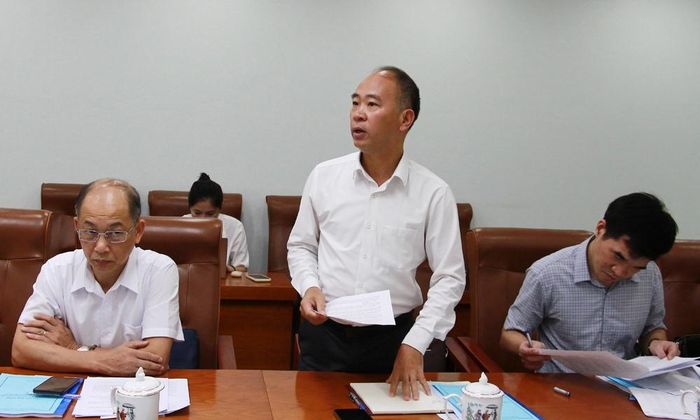  Đại biểu Sở Công Thương giải trình làm rõ nội dung thẩm tra. 