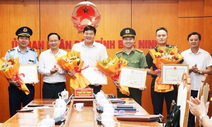 Phó Chủ tịch UBND tỉnh Phạm Văn Thịnh trao Bằng khen của Trưởng Ban Chỉ đạo 389 quốc gia cho 4 tập thể có thành tích xuất sắc.