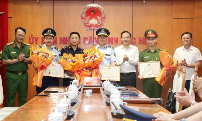 Thừa ủy quyền, Phó Chủ tịch UBND tỉnh Phạm Văn Thịnh trao Bằng khen của Trưởng Ban Chỉ đạo 389 quốc gia cho 6 cá nhân có thành tích xuất sắc.