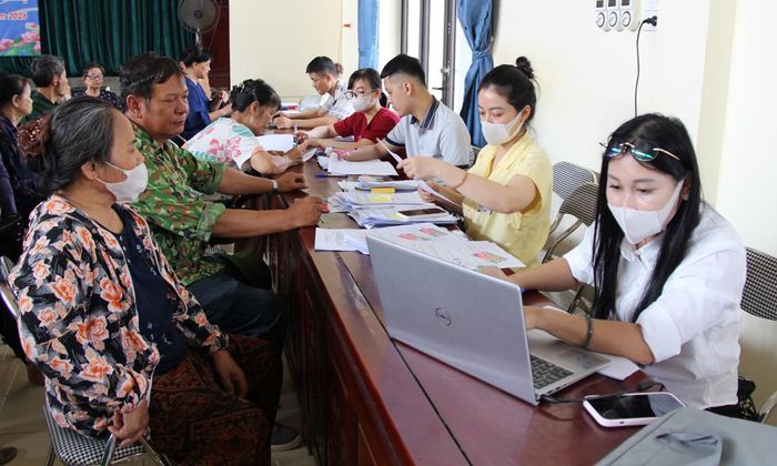 Người dân thôn Đạo Sử, Tân Phượng làm thủ tục nhận tiền.
