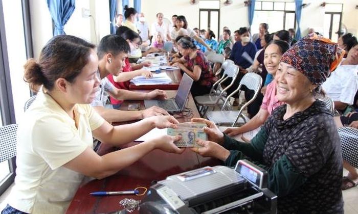 Cán bộ chi nhánh Trung tâm phát triển quỹ đất Bắc Giang chi trả tiền cho người dân.