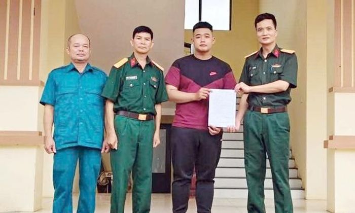 Hội đồng Nghĩa vụ Quân sự xã Lục Ngạn tiếp nhận đơn tình nguyện nhập ngũ.