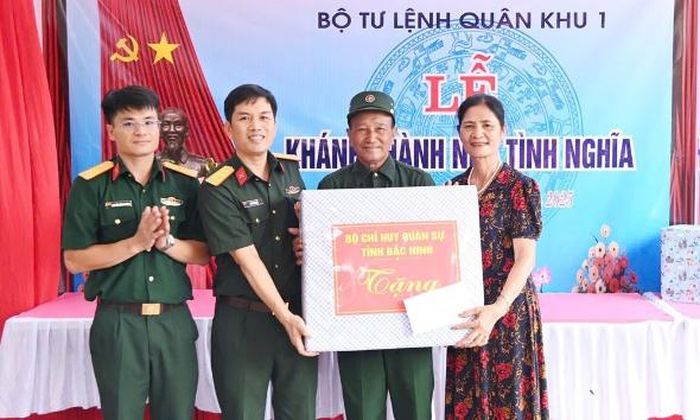  Đại diện Bộ Chỉ huy quân sự tỉnh tặng quà cho gia đình ông Nguyễn Ngọc Tiến, thôn Dương Quan Thượng, xã Mỹ Thái tại lễ khánh thành “Nhà tình nghĩa”. 