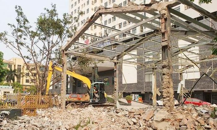 Công ty cổ phần Tập đoàn Quang Minh tháo dỡ công trình tạm nằm trong khuôn viên tòa nhà 18 tầng chung cư Quang Minh thuộc phường Bắc Giang.