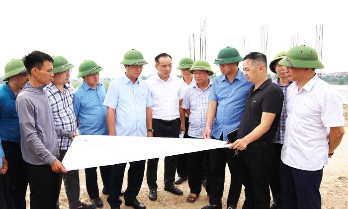 Phó Chủ tịch UBND tỉnh Lê Xuân Lợi kiểm tra tiến độ xây dựng trạm bơm Cẩm Bào, xã Xuân Cẩm. 