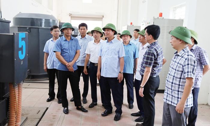  Phó Chủ tịch UBND tỉnh Lê Xuân Lợi kiểm tra vận hành tại trạm bơm tiêu Văn Sơn. 